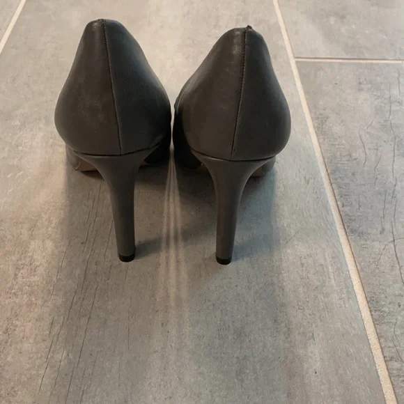 Journee Collection gray heels size 7-1/2 - Picture 3 of 5